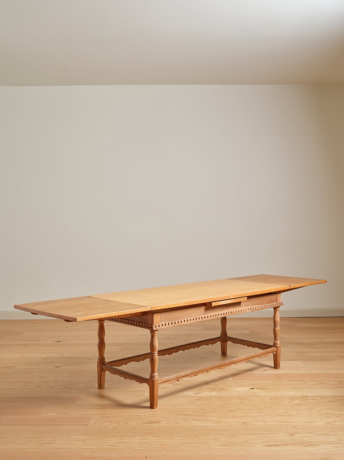 SCANDINAVIAN OAK EXTENSION COFFEE TABLE