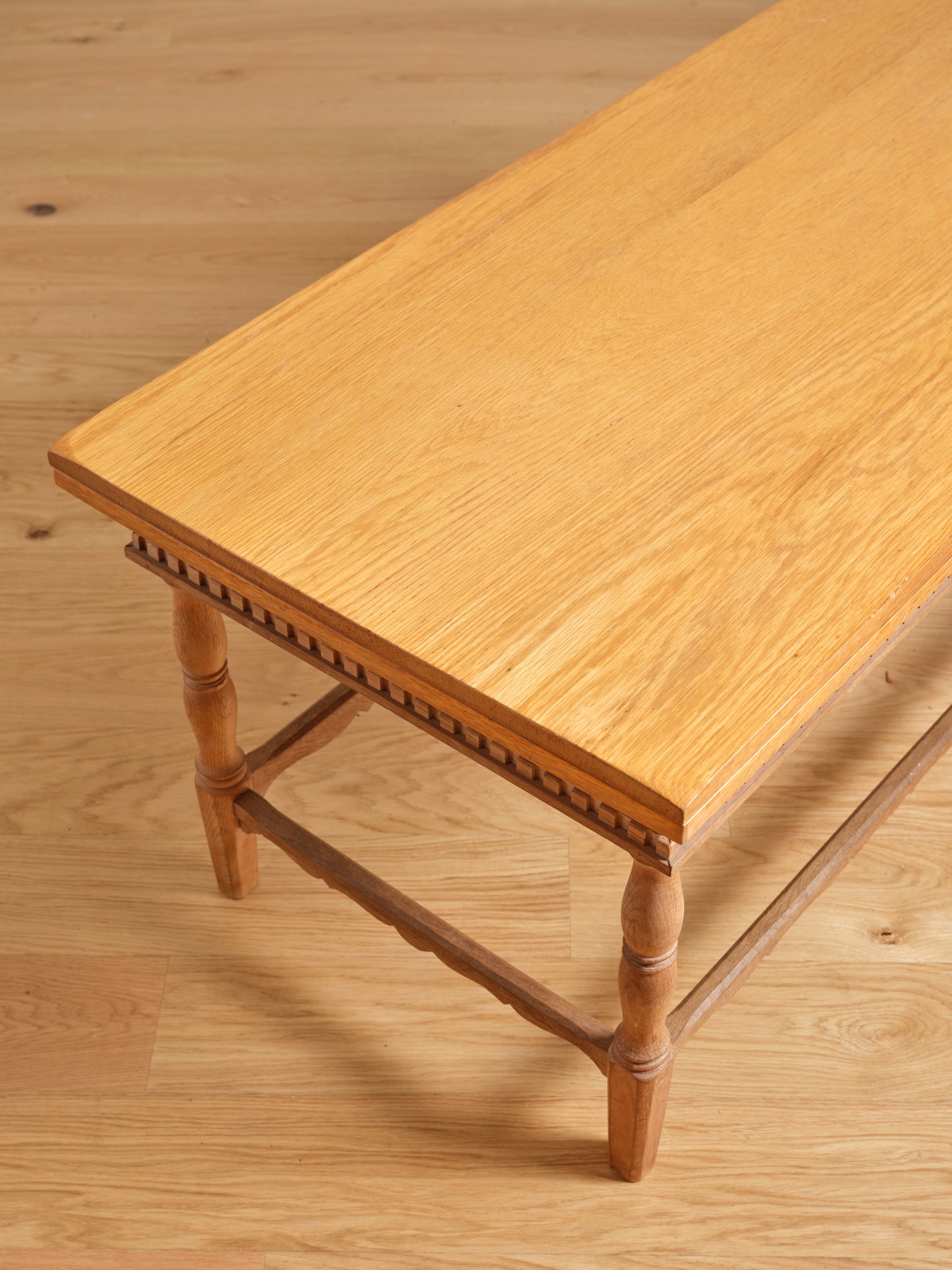 SCANDINAVIAN OAK EXTENSION COFFEE TABLE