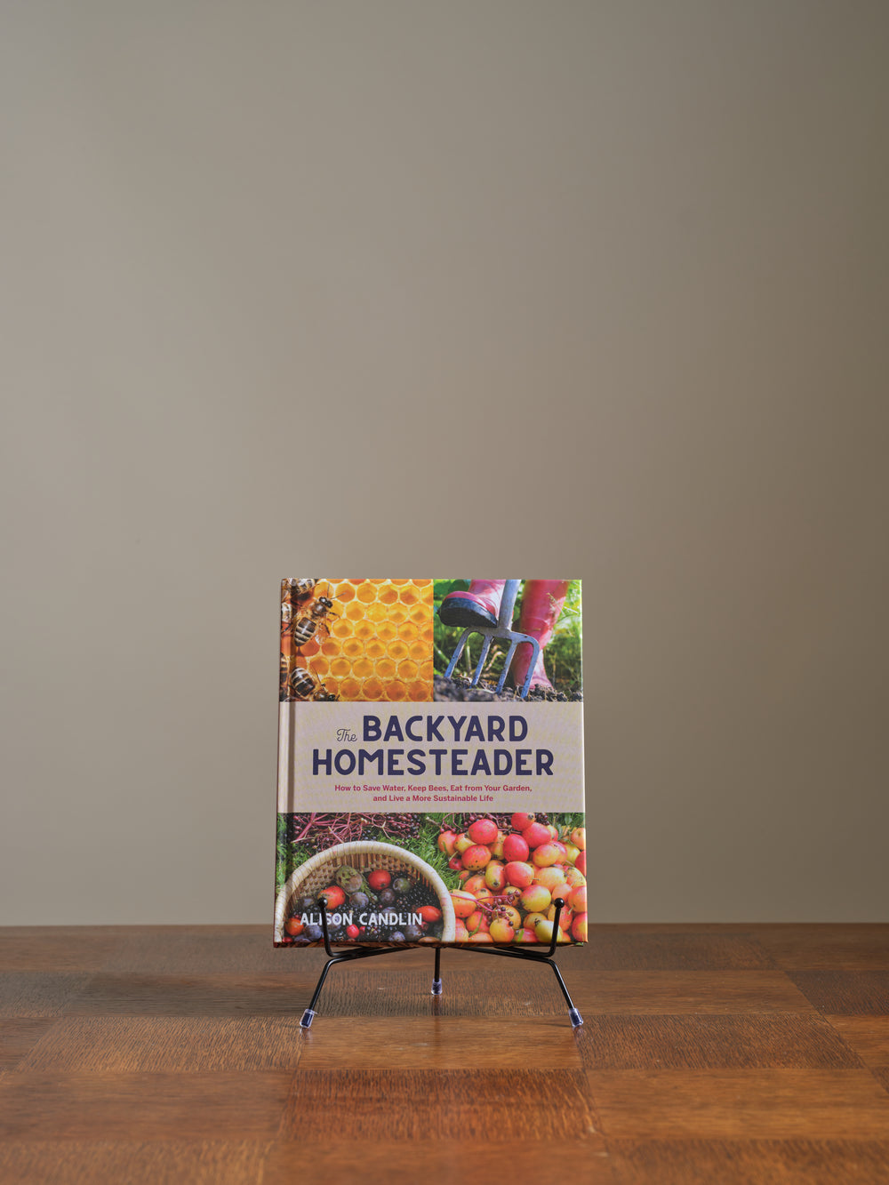 Backyard Homesteader: How to Save Water, Keep Bees, Eat from Your Garden, and Live a More Sustainable Life